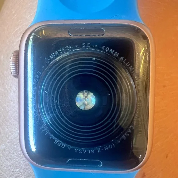 Apple Watch SE Rose Gold 40mm GPS + Cellular - Picture 4 of 9